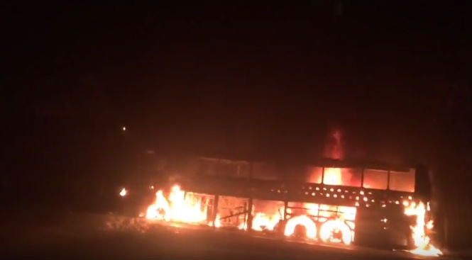 Ônibus de cantor sertanejo candidato a prefeito é incendiado em BH