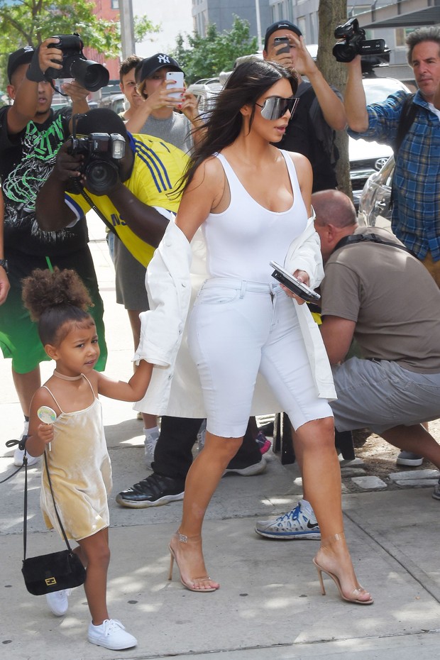 Kim Kardashian foi fotografada o lado da filha North West
