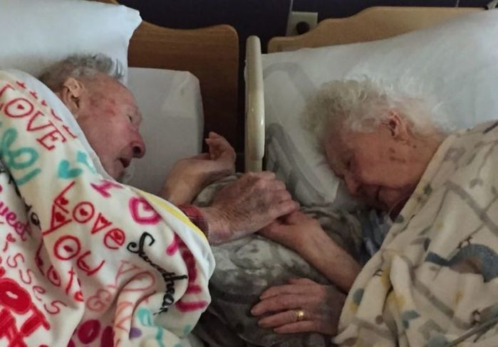 Casal centenário passa os últimos momento da vida de mãos dadas (Crédito: Reprodução)