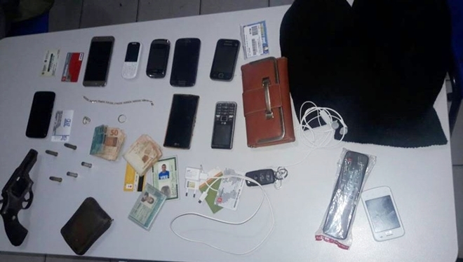 Material apreendido com os dois acusados