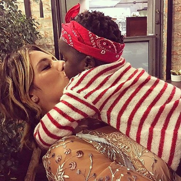 Giovana e Bruno se derretem pela filha (Crédito: Reprodução)