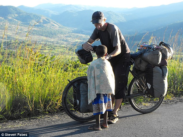 Médico viaja 73 países de bicicleta para ajudar crianças carentes (Crédito: Reprodução)
