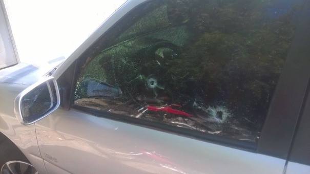 Carro ficou com marca dos tiros (Crédito: Reprodução)