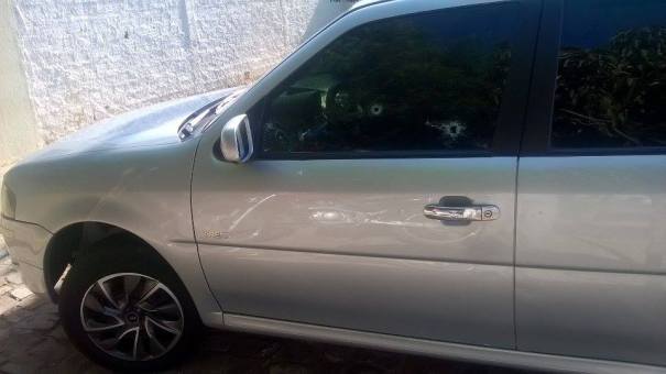 Carro ficou com marcas dos tiros (Crédito: Reprodução)