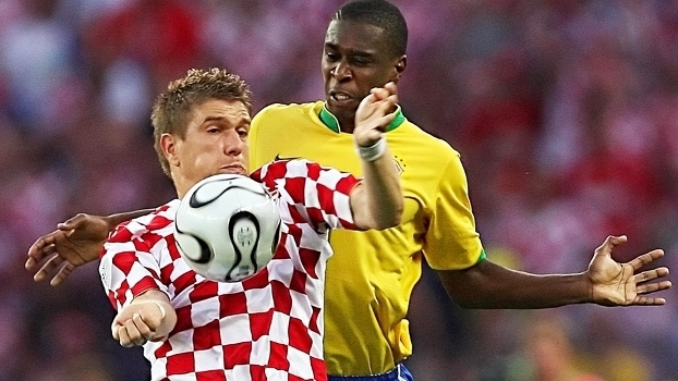 Klasnic disputa jogada com Juan durante Brasil x Croácia, pela Copa do Mundo de 2006 (Crédito: Getty)