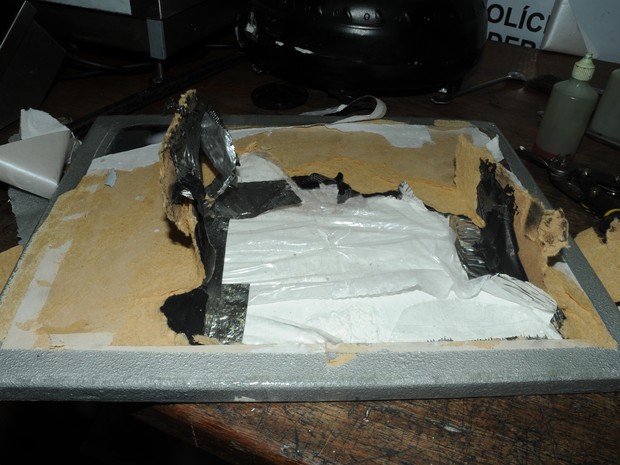 Polícia Federal prende espanhol que tentava embarcar com cocaína escondida dentro de quadros do Papa e turbina automotiva (Crédito: Reprodução)