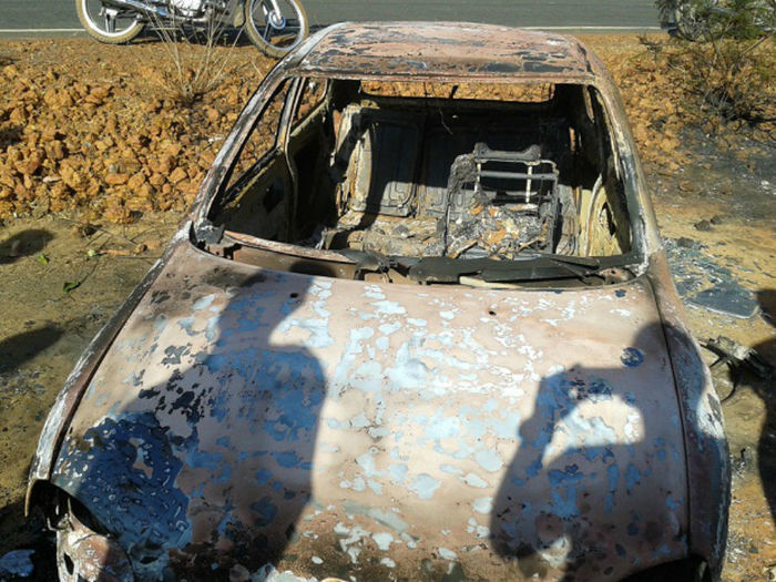 Carro do casal foi incendiado