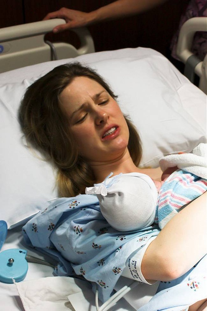 Caroline com o bebê (Crédito: Tudo Interessante)