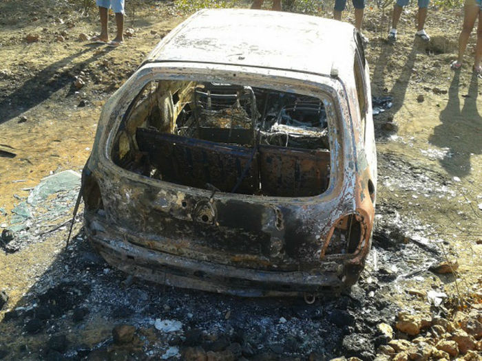 Carro do casal foi incendiado