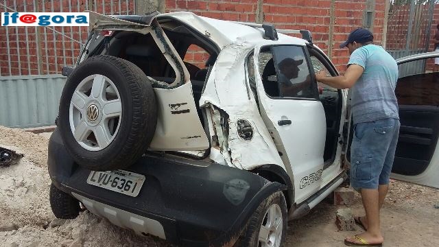 Motorista embriagado capota veículo e destrói portão de residência (Crédito: Reprodução)