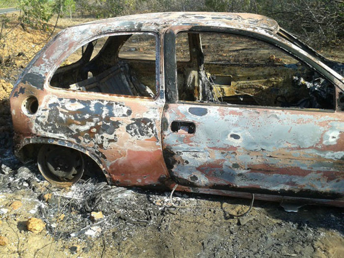Carro do casal foi incendiado