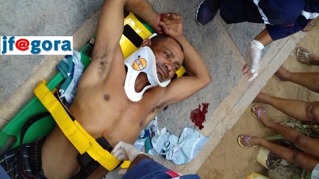 Motorista embriagado capota veículo e destrói portão de residência (Crédito: Reprodução)