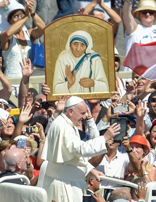 Madre Teresa é canonizada pelo Papa para 100 mil fiéis (Crédito: Reprodução)