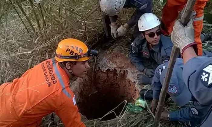 Criança cai em buraco de cinco metros de profundidade em BH (Crédito: Reprodução)