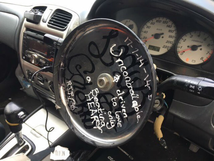 Colocou uma frigideira no lugar do volante do carro