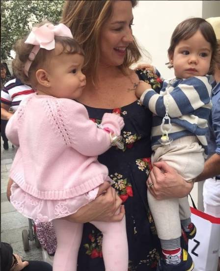 Luana Piovani e Scooby reatam o casamento em festa de gêmeos (Crédito: Reprodução)