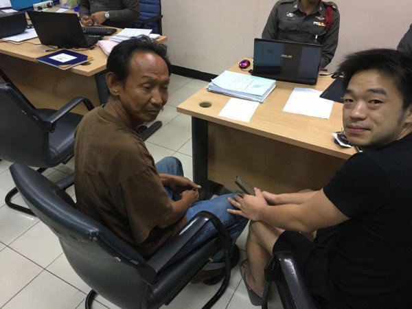 Woralop ao lado do empresário Niity Pongkriangyos