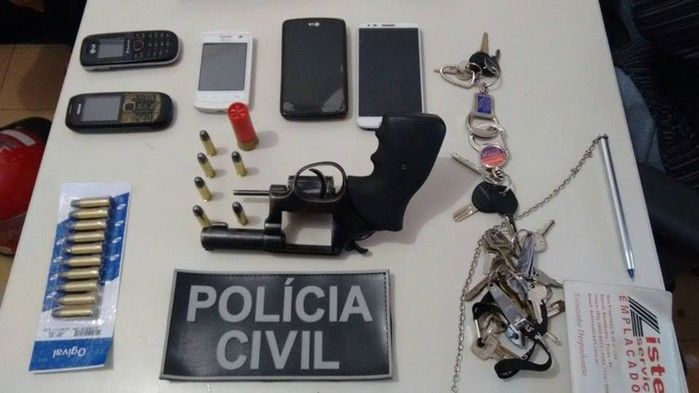 Arma e celulraes apreendidos com Carlos Norberto da Silva