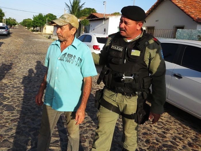 João Alves sendo conduzido pela polícia (Crédito: Costa Norte)