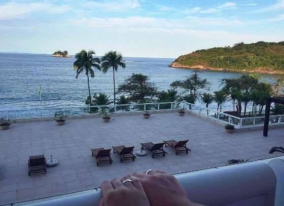 Larissa Manoela exibe aliança ao lado do namorado (Crédito: Reprodução)