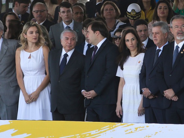 Temer no palanque, ao lado da mulher Marcela e do presidente da Câmara, Rodrigo Maia (Crédito: Agência Brasil)