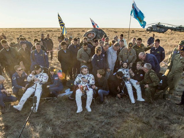 Americano Jeff Williams e os russos Alexey Ovchinin e Oleg Skripochka descansam após voltarem da ISS (Crédito: Nasa)