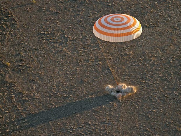 Cápsula Soyuz TMA-20M pousa nas estepes do Cazaquistão (Crédito: Nasa)