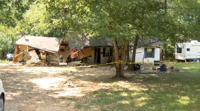 Casa foi demolida por trator após briga (Crédito: Divulgação/Tipton County Sheriff)