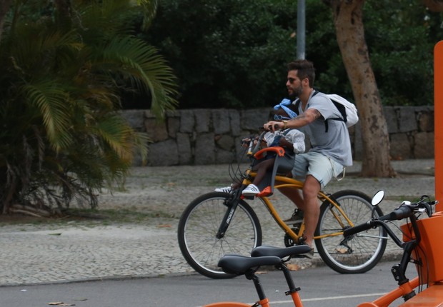 Bruno Gagliasso aproveita feriado e passeia com a filha no Rio (Crédito: Agnews)