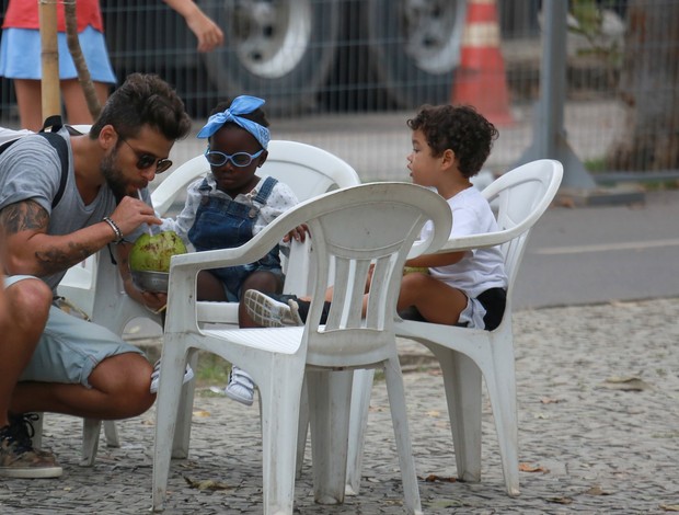 Bruno Gagliasso aproveita feriado e passeia com a filha no Rio (Crédito: Agnews)
