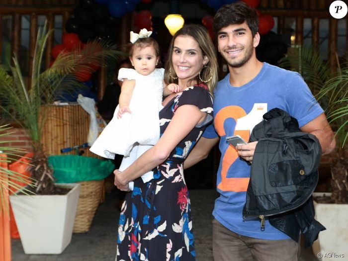 Deborah Secco, Hugo Moura e Maria Flor (Crédito: Agnews)