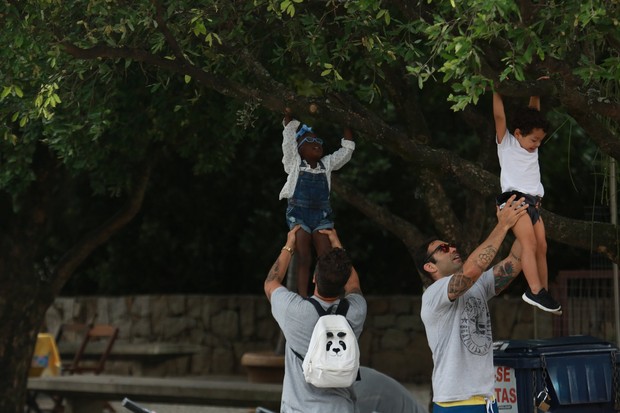 Bruno Gagliasso aproveita feriado e passeia com a filha no Rio (Crédito: Agnews)