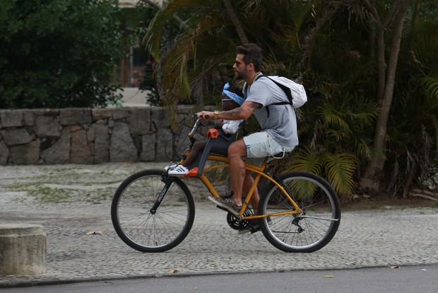 Bruno Gagliasso aproveita feriado e passeia com a filha no Rio (Crédito: Agnews)