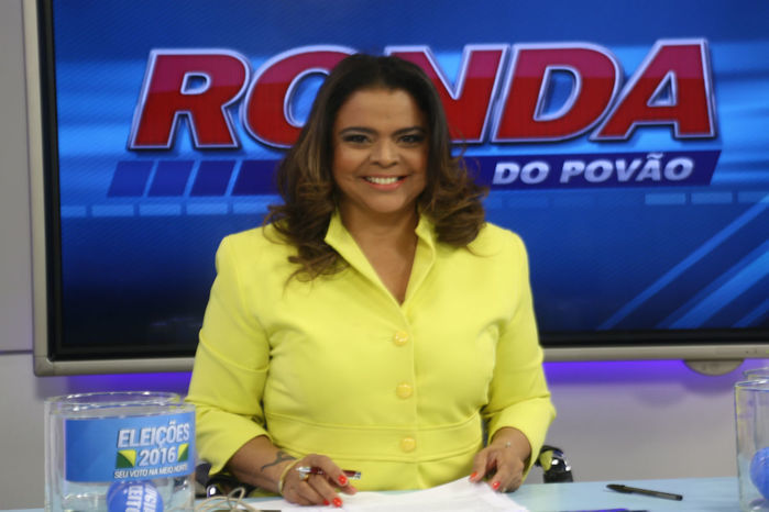 Debate é mediado pela jornalista Maia Veloso (Crédito: Efrém Ribeiro)
