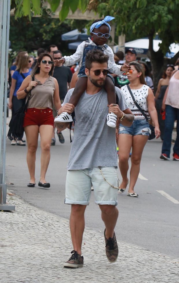 Bruno Gagliasso aproveita feriado e passeia com a filha no Rio (Crédito: Agnews)