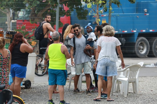 Bruno Gagliasso aproveita feriado e passeia com a filha no Rio (Crédito: Agnews)
