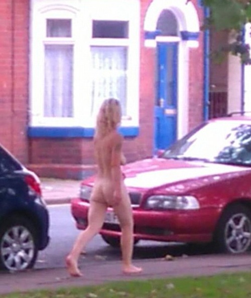 Mulher causa polêmica ao andar nua em cidade na Inglaterra (Crédito: Reprodução)