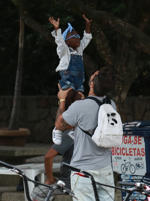 Bruno Gagliasso aproveita feriado e passeia com a filha no Rio (Crédito: Agnews)