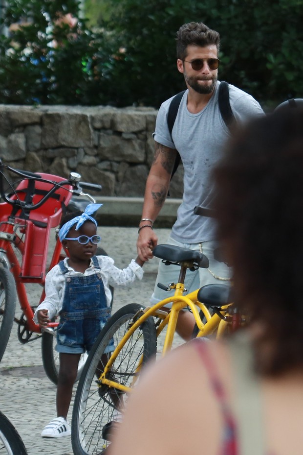Bruno Gagliasso aproveita feriado e passeia com a filha no Rio (Crédito: Agnews)