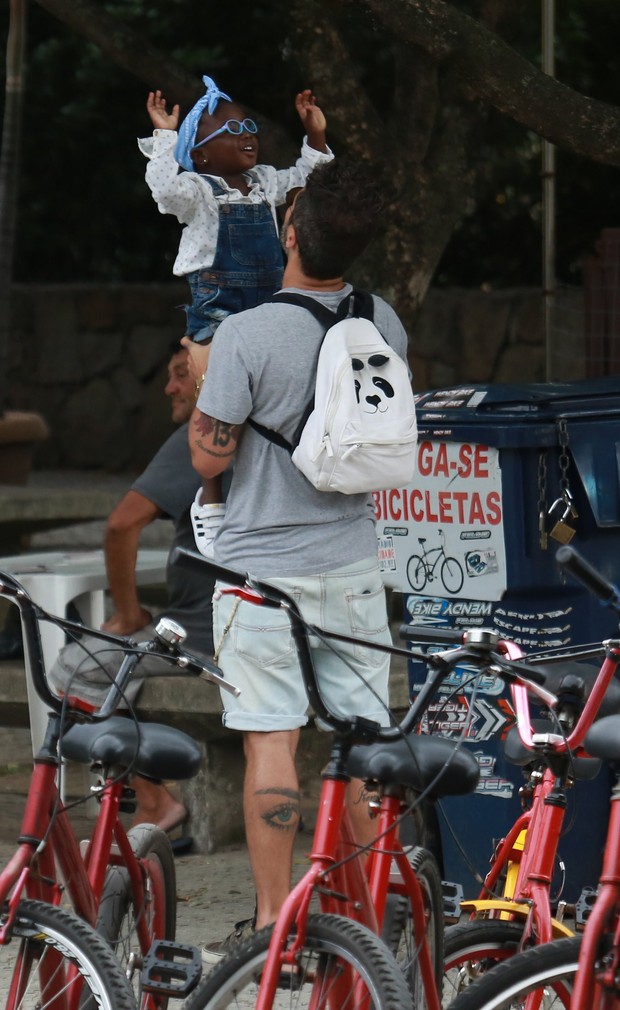 Bruno Gagliasso aproveita feriado e passeia com a filha no Rio (Crédito: Agnews)