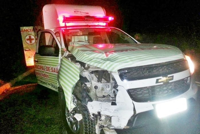 Ambulância envolvida no acidente é da prefeitura de Betânia do Piauí (Crédito: Cidadesnanet)