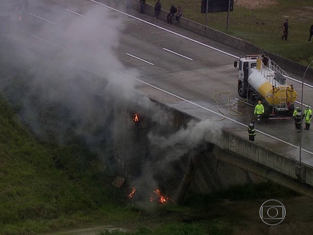 Acidente entre carretas e carros causa incêndio e bloqueia Rodoanel (Crédito: Reprodução)