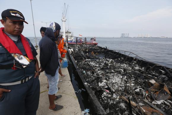 Incêndio em balsa na Indonésia (Crédito: Reprodução)
