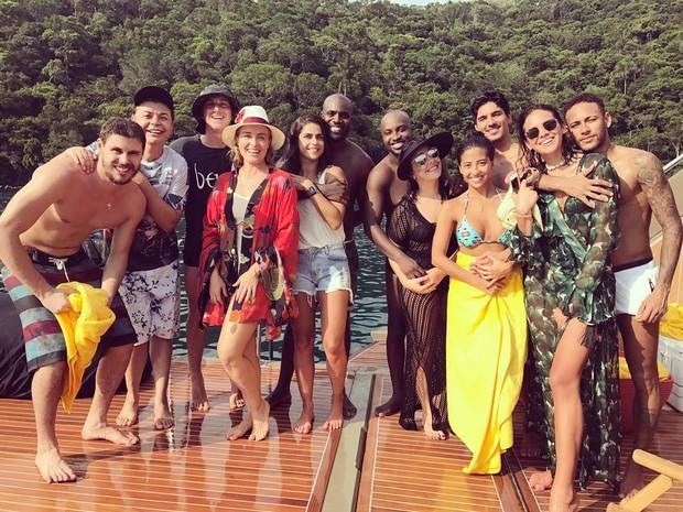 Angélica posta foto e mostra Bruna Marquezine e Neymar abraçados