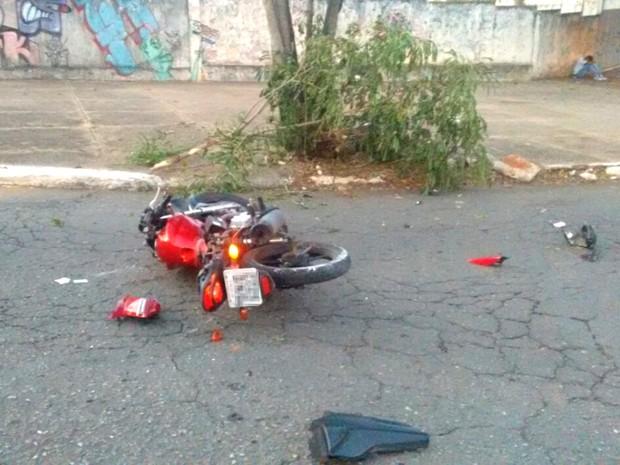 Carlos Daniel dos Santos morreu após bater moto em árvore, em Goiânia (Crédito: Reprodução)