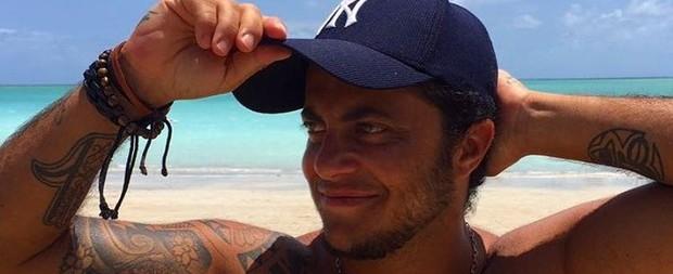 Thammy Miranda se exibe sem camisa: '2017 pode vir quente'