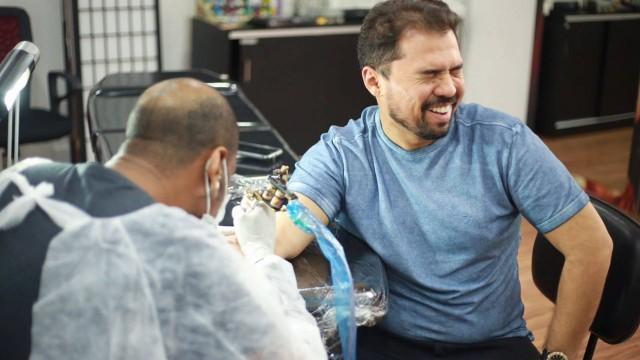 Xandy muda nome artístico e tatua nova marca no braço