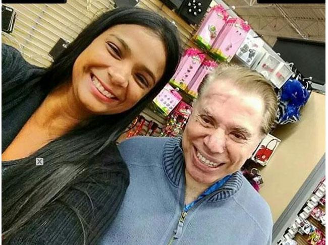 Silvio Santos posa com fã nos EUA