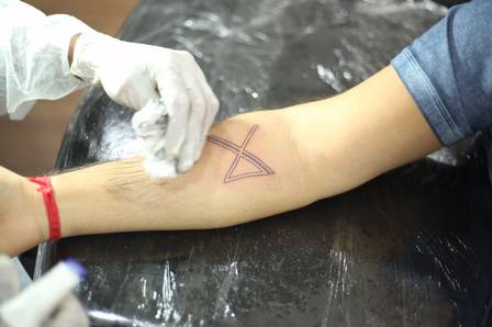 Xandy muda nome artístico e tatua nova marca no braço