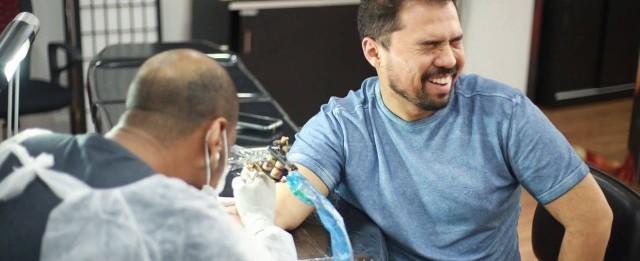 Xandy muda nome artístico e tatua nova marca no braço